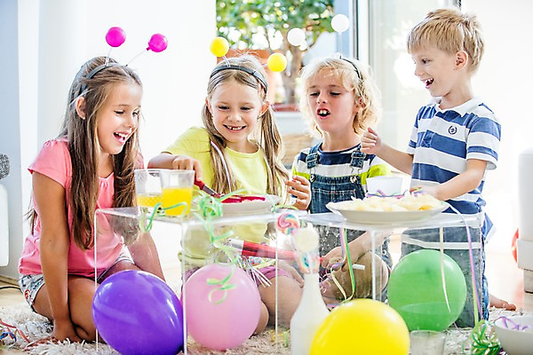 포토 JPG 서양인 여자 남자 어린이 실내 앉기 여러명 파티 케이크 머리띠 생일파티 생일 풍선 생일상 어린이만 국내포토 외국인 기념일 다수 장신구 모션 디저트 사람 이벤트 내부 파일형식