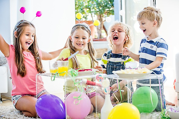 포토 JPG 서양인 여자 남자 어린이 실내 앉기 여러명 파티 케이크 머리띠 생일파티 생일 즐거움 풍선 생일상 어린이만 국내포토 외국인 기념일 감정 다수 장신구 모션 디저트 사람 이벤트 내부 파일형식