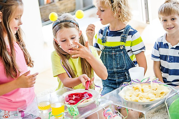 포토 JPG 서양인 여자 남자 어린이 실내 앉기 여러명 파티 케이크 머리띠 생일파티 생일 먹기 생일상 어린이만 국내포토 외국인 기념일 다수 장신구 모션 디저트 사람 이벤트 내부 파일형식