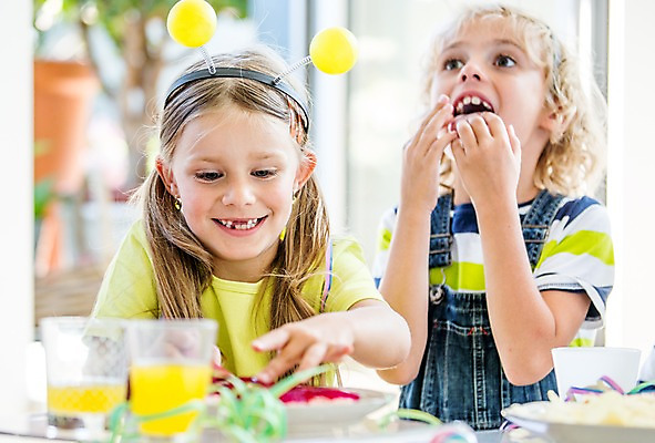 포토 JPG 서양인 여자 남자 어린이 실내 두명 파티 케이크 머리띠 생일파티 생일 먹기 생일상 어린이만 국내포토 외국인 기념일 장신구 모션 디저트 사람 이벤트 내부 파일형식