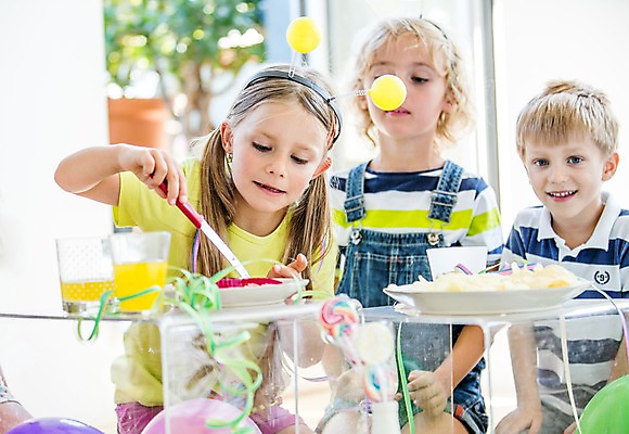 포토 JPG 서양인 여자 남자 어린이 실내 상반신 앞모습 세명 파티 케이크 머리띠 생일파티 생일 칼 자르기 생일상 어린이만 국내포토 외국인 기념일 뷰포인트 장신구 모션 디저트 사람 이벤트 내부 파일형식