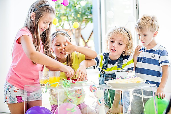 포토 JPG 서양인 여자 남자 어린이 실내 여러명 파티 케이크 머리띠 생일파티 생일 먹기 풍선 생일상 어린이만 국내포토 외국인 기념일 다수 장신구 모션 디저트 사람 이벤트 내부 파일형식