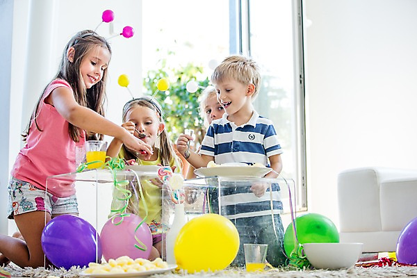 포토 JPG 서양인 여자 남자 어린이 실내 여러명 파티 케이크 숟가락 머리띠 생일파티 생일 먹기 풍선 어린이만 국내포토 외국인 기념일 다수 장신구 모션 디저트 수저 사람 이벤트 내부 파일형식