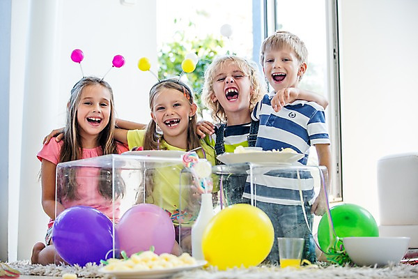 포토 JPG 서양인 여자 남자 어린이 어깨동무 실내 여러명 파티 머리띠 생일파티 생일 즐거움 풍선 어린이만 국내포토 외국인 기념일 감정 포즈 다수 장신구 사람 이벤트 내부 파일형식