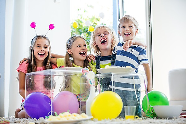 포토 JPG 서양인 여자 남자 어린이 어깨동무 실내 여러명 파티 머리띠 생일파티 생일 즐거움 풍선 어린이만 국내포토 외국인 기념일 감정 포즈 다수 장신구 사람 이벤트 내부 파일형식