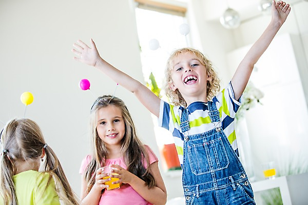 포토 JPG 서양인 여자 남자 어린이 팔벌리기 실내 선물 상반신 앞모습 세명 파티 머리띠 생일파티 생일 오렌지주스 어린이만 국내포토 외국인 기념일 뷰포인트 장신구 모션 사람 이벤트 내부 과일주스 파일형식