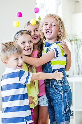 포토 JPG 서양인 여자 남자 어린이 안기 실내 여러명 파티 머리띠 생일파티 생일 어린이만 국내포토 외국인 기념일 다수 장신구 모션 사람 이벤트 내부 파일형식