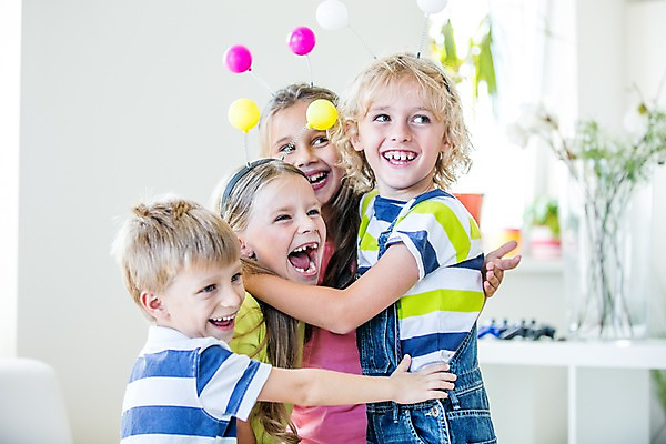 포토 JPG 서양인 여자 남자 어린이 안기 실내 여러명 상반신 파티 머리띠 생일파티 생일 즐거움 어린이만 국내포토 외국인 기념일 감정 다수 장신구 모션 사람 이벤트 내부 파일형식