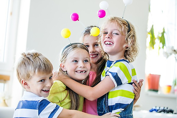 포토 JPG 서양인 여자 남자 어린이 안기 실내 여러명 상반신 파티 머리띠 생일파티 생일 어린이만 국내포토 외국인 기념일 다수 장신구 모션 사람 이벤트 내부 파일형식