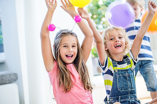 포토 JPG 서양인 여자 남자 어린이 팔벌리기 실내 상반신 앞모습 세명 파티 머리띠 생일파티 생일 풍선 어린이만 국내포토 외국인 기념일 뷰포인트 장신구 모션 사람 이벤트 내부 파일형식