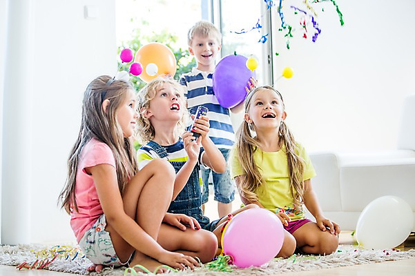 포토 JPG 서양인 여자 남자 어린이 폭죽 실내 앉기 여러명 파티 머리띠 생일파티 생일 풍선 어린이만 국내포토 외국인 기념일 다수 장신구 모션 사람 이벤트 내부 파일형식