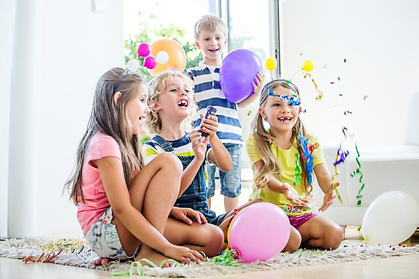 포토 JPG 서양인 여자 남자 어린이 폭죽 실내 앉기 여러명 파티 머리띠 생일파티 생일 풍선 어린이만 국내포토 외국인 기념일 다수 장신구 모션 사람 이벤트 내부 파일형식