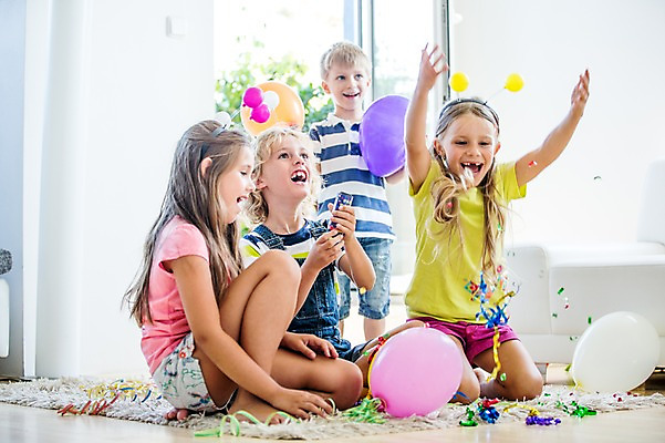 포토 JPG 서양인 여자 남자 어린이 폭죽 실내 앉기 여러명 파티 머리띠 생일파티 생일 풍선 어린이만 국내포토 외국인 기념일 다수 장신구 모션 사람 이벤트 내부 파일형식