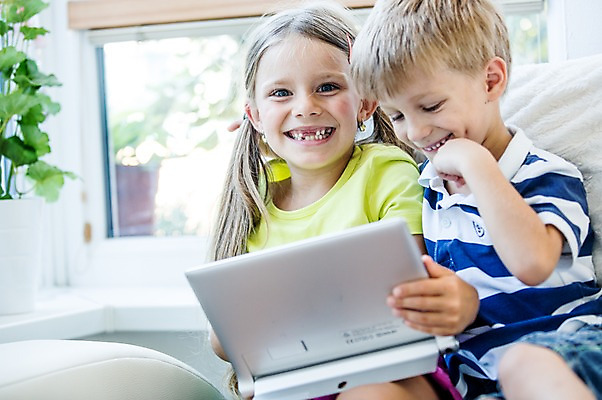 포토 JPG 서양인 여자 남자 어린이 놀이 실내 앉기 두명 앞모습 태블릿 웹서핑 즐거움 모바일게임 어린이만 국내포토 외국인 감정 뷰포인트 모션 사람 내부 전자제품 스마트기기 게임 파일형식