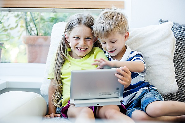 포토 JPG 서양인 여자 남자 어린이 놀이 실내 앉기 두명 앞모습 태블릿 웹서핑 즐거움 모바일게임 어린이만 국내포토 외국인 감정 뷰포인트 모션 사람 내부 전자제품 스마트기기 게임 파일형식