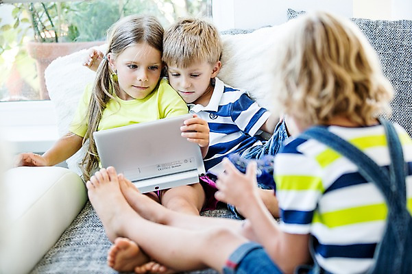 포토 JPG 서양인 여자 남자 어린이 놀이 모바일 실내 들기 앉기 앞모습 뒷모습 세명 태블릿 웹서핑 모바일게임 어린이만 국내포토 외국인 뷰포인트 모션 사람 내부 전자제품 스마트기기 게임 파일형식