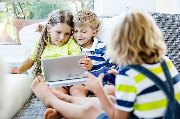 포토 JPG 서양인 여자 남자 어린이 놀이 모바일 실내 들기 앉기 앞모습 뒷모습 세명 태블릿 웹서핑 모바일게임 어린이만 국내포토 외국인 뷰포인트 모션 사람 내부 전자제품 스마트기기 게임 파일형식