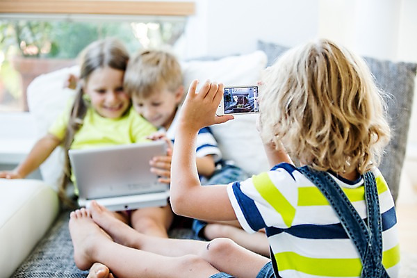 포토 JPG 서양인 여자 남자 어린이 놀이 모바일 실내 들기 앉기 앞모습 뒷모습 아웃포커스 세명 스마트폰 태블릿 사진촬영 웹서핑 모바일게임 어린이만 국내포토 외국인 뷰포인트 모션 촬영기법 사람 내부 전자제품 핸드폰 스마트기기 촬영 게임 파일형식