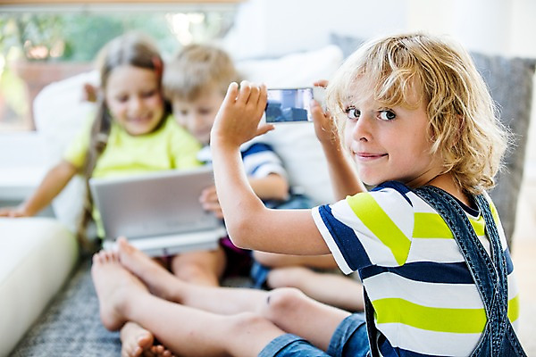 포토 JPG 서양인 여자 남자 어린이 놀이 모바일 실내 들기 앉기 앞모습 뒷모습 아웃포커스 세명 스마트폰 태블릿 사진촬영 웹서핑 모바일게임 어린이만 국내포토 외국인 뷰포인트 모션 촬영기법 사람 내부 전자제품 핸드폰 스마트기기 촬영 게임 파일형식