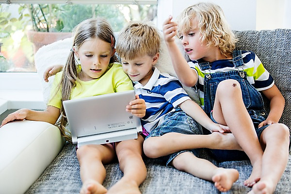 포토 JPG 서양인 여자 남자 어린이 놀이 모바일 실내 들기 앉기 앞모습 세명 태블릿 웹서핑 모바일게임 어린이만 국내포토 외국인 뷰포인트 모션 사람 내부 전자제품 스마트기기 게임 파일형식