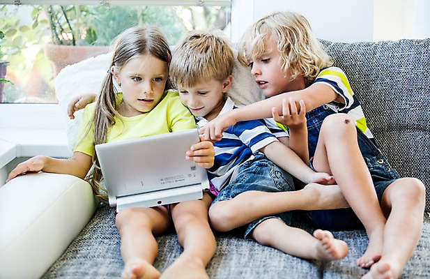 포토 JPG 서양인 여자 남자 어린이 놀이 모바일 실내 들기 앉기 앞모습 세명 태블릿 웹서핑 모바일게임 어린이만 국내포토 외국인 뷰포인트 모션 사람 내부 전자제품 스마트기기 게임 파일형식