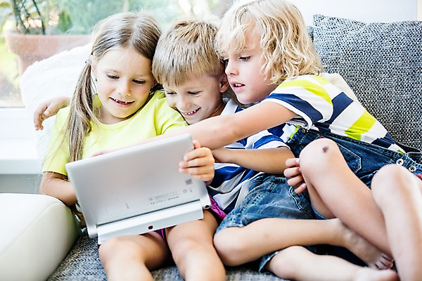 포토 JPG 서양인 여자 남자 어린이 놀이 모바일 실내 들기 앉기 앞모습 세명 태블릿 웹서핑 모바일게임 어린이만 국내포토 외국인 뷰포인트 모션 사람 내부 전자제품 스마트기기 게임 파일형식