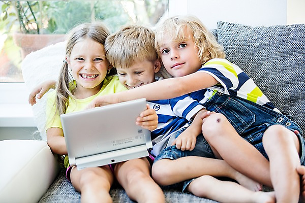 포토 JPG 서양인 여자 남자 어린이 놀이 모바일 실내 들기 앉기 앞모습 세명 태블릿 웹서핑 모바일게임 어린이만 국내포토 외국인 뷰포인트 모션 사람 내부 전자제품 스마트기기 게임 파일형식