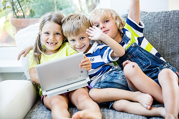 포토 JPG 서양인 여자 남자 어린이 놀이 모바일 실내 들기 앉기 앞모습 세명 태블릿 웹서핑 모바일게임 어린이만 국내포토 외국인 뷰포인트 모션 사람 내부 전자제품 스마트기기 게임 파일형식