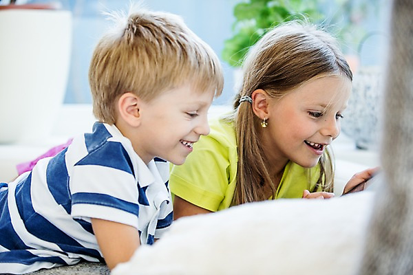 포토 JPG 서양인 여자 남자 어린이 엎드리기 놀이 실내 웃음 두명 어린이만 국내포토 외국인 모션 표정 사람 내부 파일형식