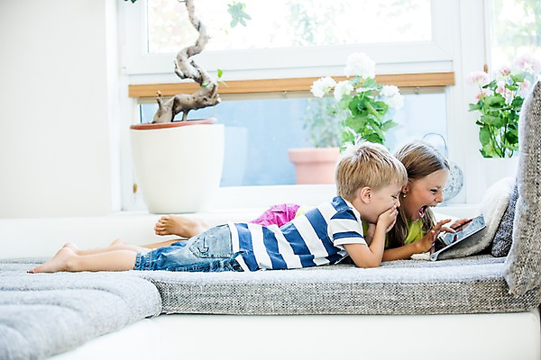 포토 JPG 서양인 여자 남자 어린이 엎드리기 놀이 실내 두명 소파 태블릿 웹서핑 즐거움 모바일게임 어린이만 국내포토 외국인 감정 의자 모션 사람 내부 전자제품 스마트기기 게임 파일형식