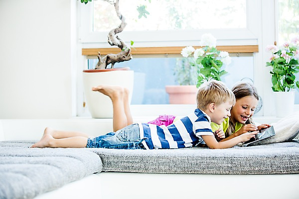 포토 JPG 서양인 여자 남자 어린이 엎드리기 놀이 실내 두명 소파 태블릿 웹서핑 즐거움 모바일게임 어린이만 국내포토 외국인 감정 의자 모션 사람 내부 전자제품 스마트기기 게임 파일형식