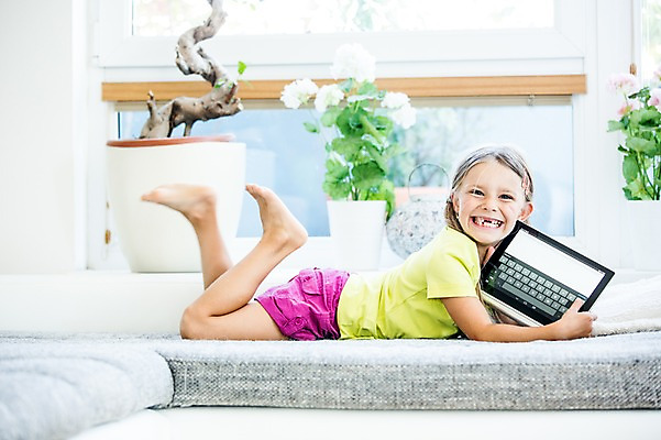 포토 JPG 전신 서양인 여자 어린이 엎드리기 놀이 실내 한명 웃음 소파 태블릿 즐거움 어린이만 소녀만 소녀한명만 국내포토 외국인 1 감정 의자 모션 표정 사람 내부 전자제품 스마트기기 여자만 여자한명만 파일형식