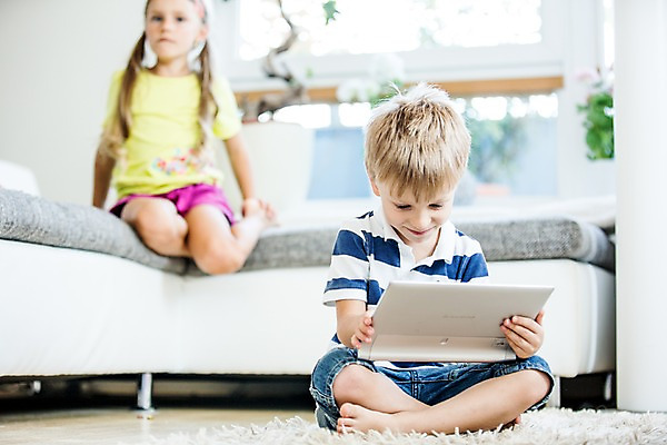 포토 JPG 서양인 여자 남자 어린이 놀이 실내 앉기 두명 앞모습 아웃포커스 소파 태블릿 웹서핑 모바일게임 어린이만 국내포토 외국인 뷰포인트 의자 모션 촬영기법 사람 내부 전자제품 스마트기기 게임 파일형식