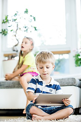 포토 JPG 서양인 여자 남자 어린이 놀이 실내 앉기 두명 앞모습 아웃포커스 소파 태블릿 웹서핑 모바일게임 어린이만 국내포토 외국인 뷰포인트 의자 모션 촬영기법 사람 내부 전자제품 스마트기기 게임 파일형식