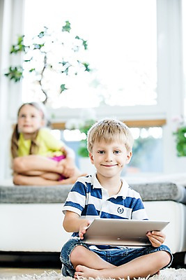 포토 JPG 서양인 여자 남자 어린이 놀이 실내 앉기 두명 앞모습 아웃포커스 소파 태블릿 웹서핑 모바일게임 어린이만 국내포토 외국인 뷰포인트 의자 모션 촬영기법 사람 내부 전자제품 스마트기기 게임 파일형식