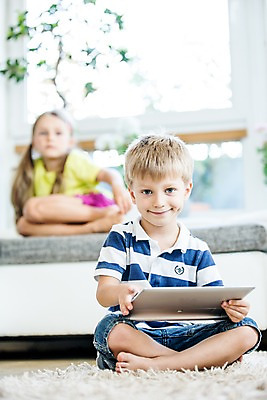 포토 JPG 서양인 여자 남자 어린이 놀이 실내 앉기 두명 앞모습 아웃포커스 소파 태블릿 웹서핑 모바일게임 어린이만 국내포토 외국인 뷰포인트 의자 모션 촬영기법 사람 내부 전자제품 스마트기기 게임 파일형식