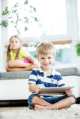 포토 JPG 서양인 여자 남자 어린이 놀이 실내 앉기 두명 앞모습 스마트폰 태블릿 웹서핑 모바일게임 어린이만 국내포토 외국인 뷰포인트 모션 사람 내부 전자제품 핸드폰 스마트기기 게임 파일형식