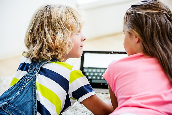 포토 JPG 서양인 여자 남자 어린이 엎드리기 놀이 실내 두명 뒷모습 태블릿 웹서핑 모바일게임 어린이만 국내포토 외국인 뷰포인트 모션 사람 내부 전자제품 스마트기기 게임 파일형식