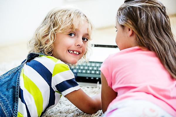 포토 JPG 서양인 여자 남자 어린이 엎드리기 놀이 실내 두명 뒷모습 태블릿 웹서핑 모바일게임 어린이만 국내포토 외국인 뷰포인트 모션 사람 내부 전자제품 스마트기기 게임 파일형식