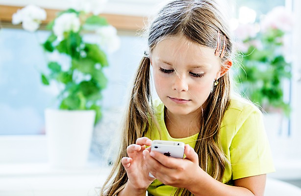 포토 JPG 서양인 여자 어린이 놀이 실내 한명 상반신 아웃포커스 스마트폰 어린이만 소녀만 소녀한명만 국내포토 외국인 1 촬영기법 사람 내부 핸드폰 스마트기기 여자만 여자한명만 파일형식