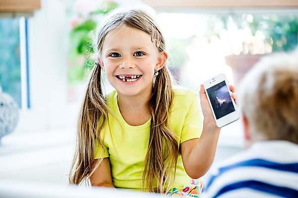 포토 JPG 서양인 여자 남자 어린이 놀이 모바일 실내 웃음 들기 두명 아웃포커스 스마트폰 어린이만 국내포토 외국인 모션 촬영기법 표정 사람 내부 핸드폰 스마트기기 파일형식