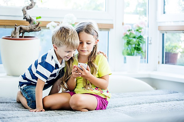포토 JPG 서양인 여자 남자 어린이 놀이 모바일 실내 앉기 두명 스마트폰 웹서핑 어린이만 국내포토 외국인 모션 사람 내부 핸드폰 스마트기기 파일형식