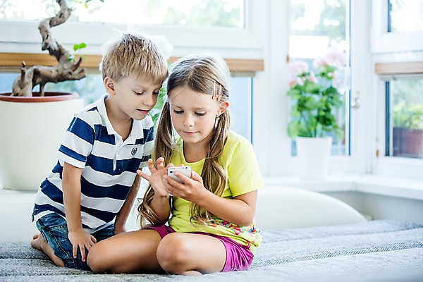 포토 JPG 서양인 여자 남자 어린이 놀이 모바일 실내 앉기 두명 스마트폰 웹서핑 어린이만 국내포토 외국인 모션 사람 내부 핸드폰 스마트기기 파일형식