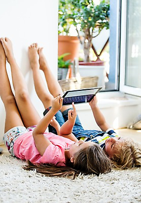 포토 JPG 전신 서양인 여자 남자 어린이 놀이 실내 두명 태블릿 눕기 게임 웹서핑 어린이만 국내포토 외국인 모션 사람 내부 전자제품 스마트기기 파일형식