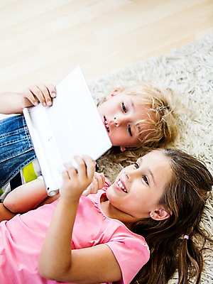 포토 JPG 서양인 여자 남자 어린이 놀이 실내 상반신 두명 태블릿 눕기 게임 웹서핑 어린이만 국내포토 외국인 모션 사람 내부 전자제품 스마트기기 파일형식