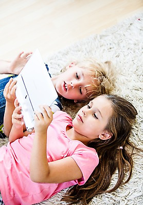 포토 JPG 서양인 여자 남자 어린이 놀이 실내 상반신 두명 태블릿 눕기 게임 웹서핑 어린이만 국내포토 외국인 모션 사람 내부 전자제품 스마트기기 파일형식