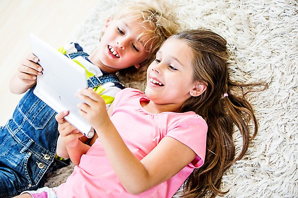 포토 JPG 서양인 여자 남자 어린이 놀이 실내 상반신 두명 태블릿 눕기 게임 웹서핑 어린이만 국내포토 외국인 모션 사람 내부 전자제품 스마트기기 파일형식