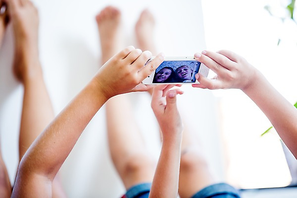 포토 JPG 서양인 여자 남자 어린이 놀이 모바일 실내 들기 두명 스마트폰 사진촬영 셀프카메라 어린이만 국내포토 외국인 모션 사람 내부 핸드폰 스마트기기 촬영 파일형식