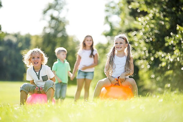 포토 JPG 주간 서양인 해외 공원 여자 남자 어린이 자연 놀이 여러명 야외 앞모습 아웃포커스 체코 고무공 어린이만 국내포토 자연요소 외국인 공공시설 유럽 뷰포인트 다수 공 촬영기법 사람 생태계 파일형식