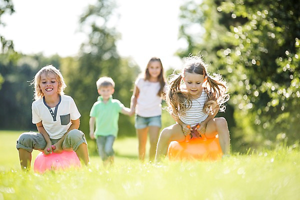 포토 JPG 주간 서양인 해외 공원 여자 남자 어린이 자연 놀이 여러명 야외 앞모습 아웃포커스 체코 고무공 어린이만 국내포토 자연요소 외국인 공공시설 유럽 뷰포인트 다수 공 촬영기법 사람 생태계 파일형식